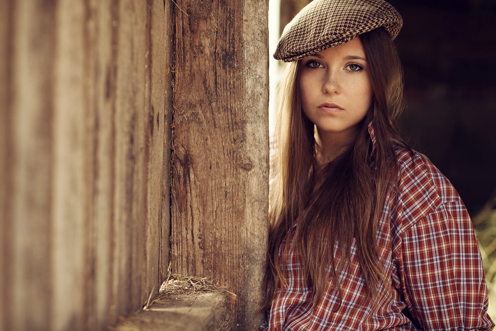Portrait von Julia, in einer Scheune auf ihrem Bauernhof