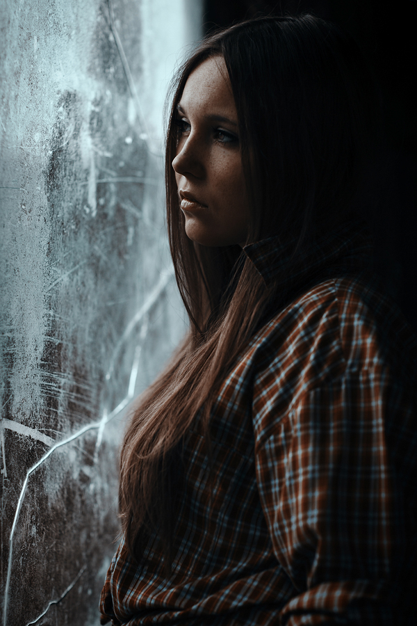 Portrait von Julia, in einer Scheune auf ihrem Bauernhof