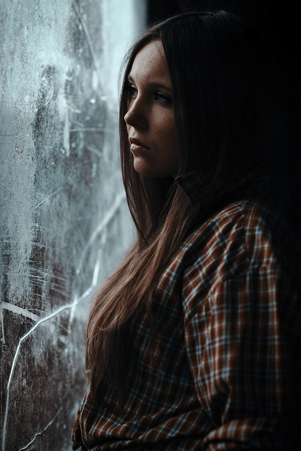 Portrait von Julia, in einer Scheune auf ihrem Bauernhof