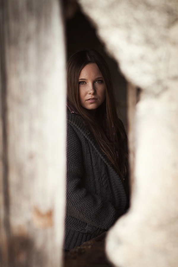 Portrait von Julia, in einer Scheune auf ihrem Bauernhof