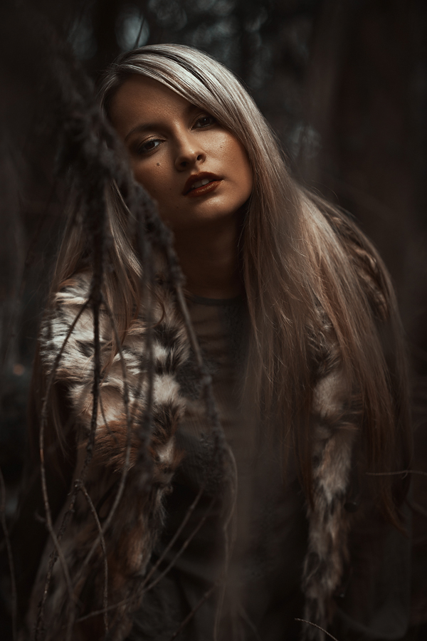 Portrait von Kristina, Fotoshooting Steinwand in der Rhön