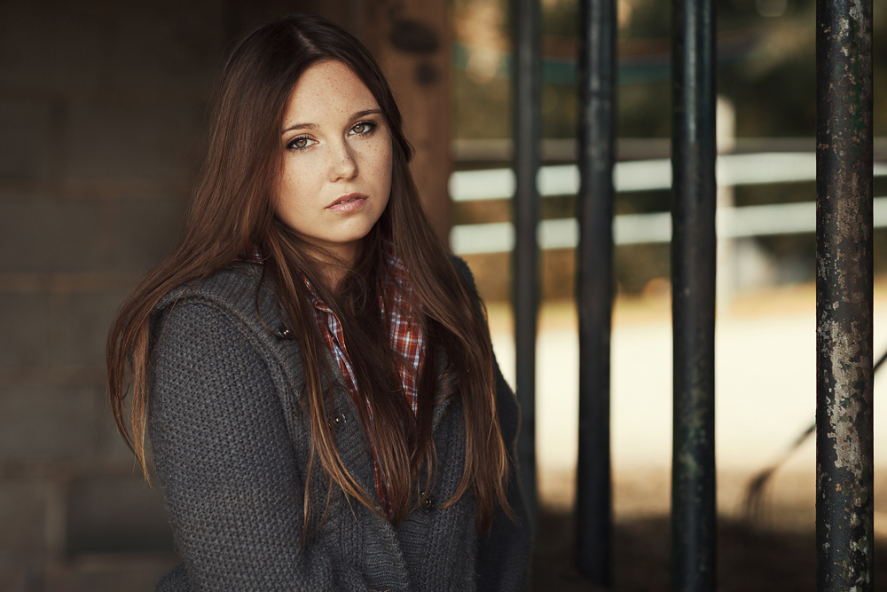 Portrait von Julia, in einer Scheune auf ihrem Bauernhof