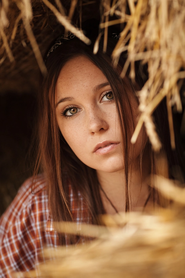 Portrait von Julia, in einer Scheune auf ihrem Bauernhof