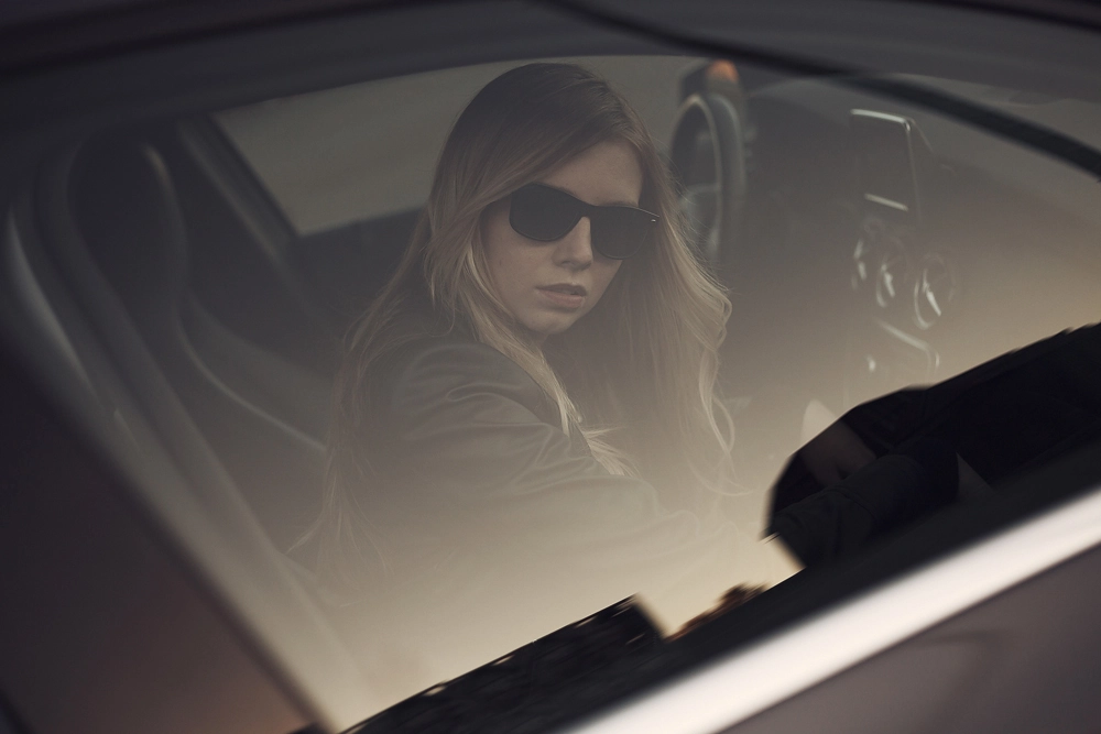 Portrait von Anna im Auto