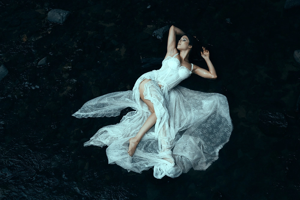Fashionfotografie - Natalie mit weißem Kleid im Wasser