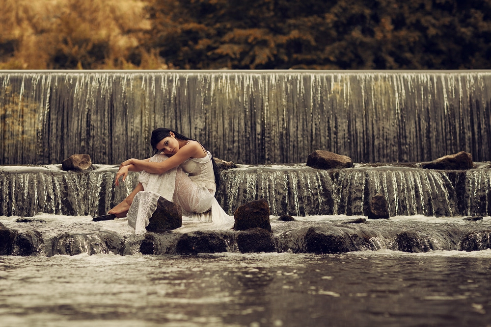 Portraitfotografie - Natalie mit weißem Kleid im Wasser