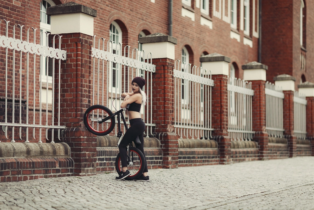 Natalie mit einem BMX Fahrrad - Fachhochschule Fulda