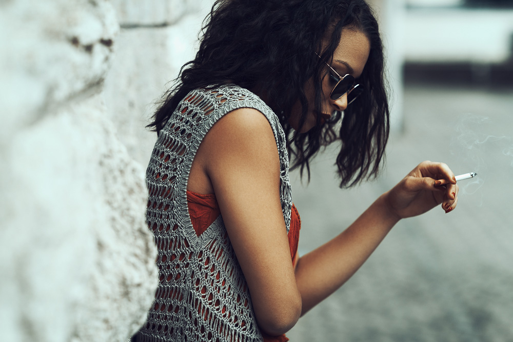 Portrait von Chanell mit einer Zigarette in der Hand