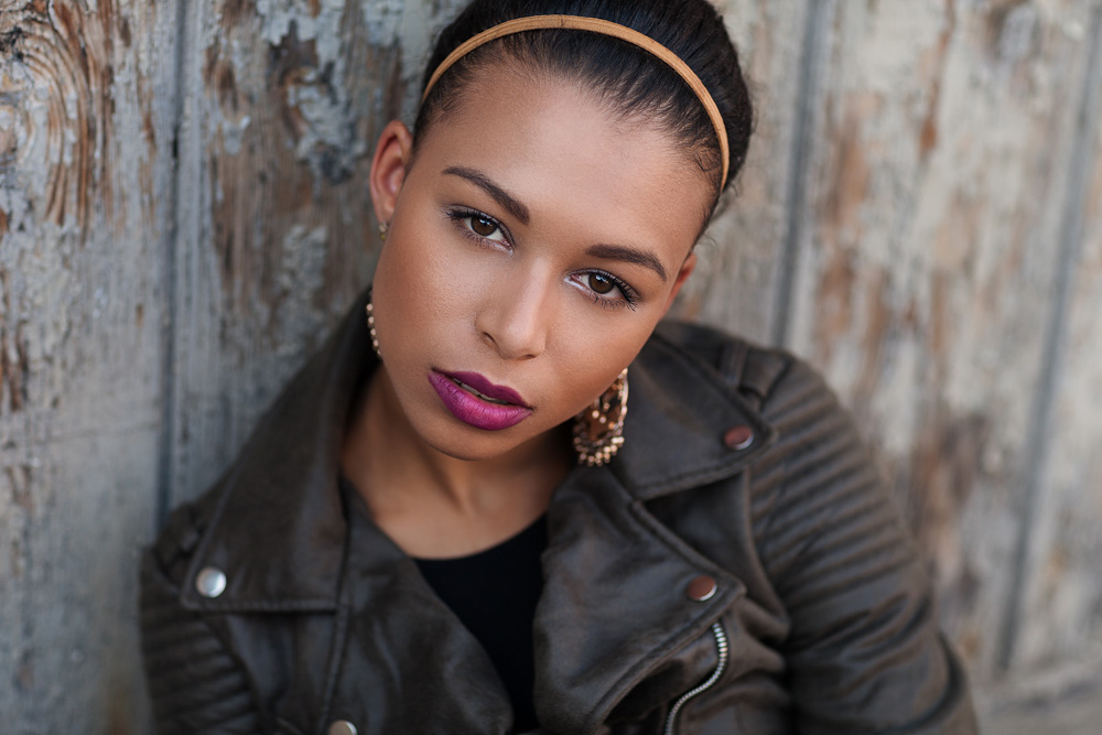 Portrait von Chanell mit cooler Lederjacke