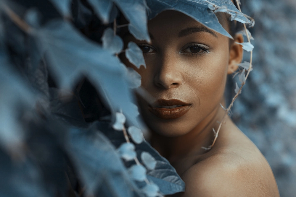 Portrait von Chanell mit blau gefärbten Blättern