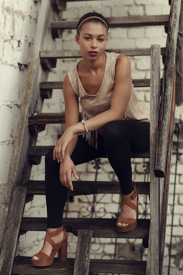 Portrait von Chanell auf einer alten Holztreppe