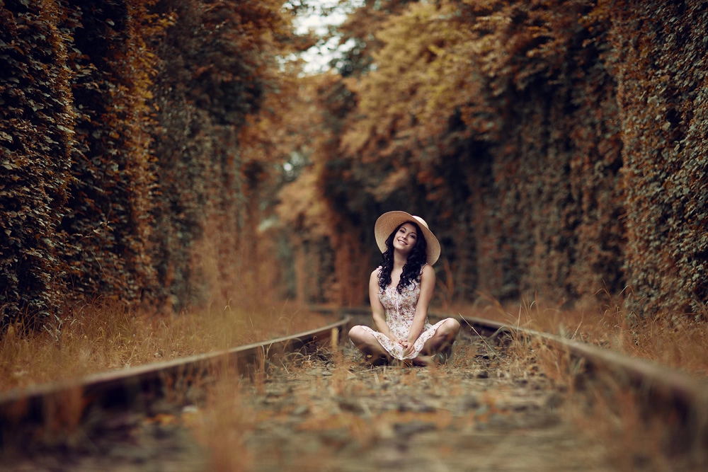 Portrait von Natalie auf einem stillgelegten Bahngleis