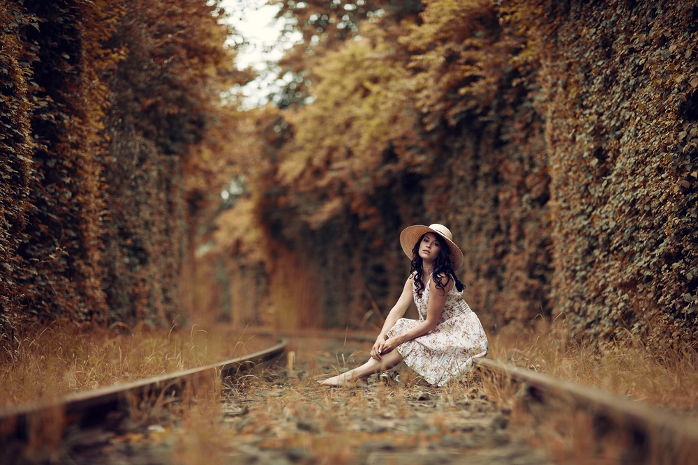 Portrait von Natalie auf alten Bahngleisen