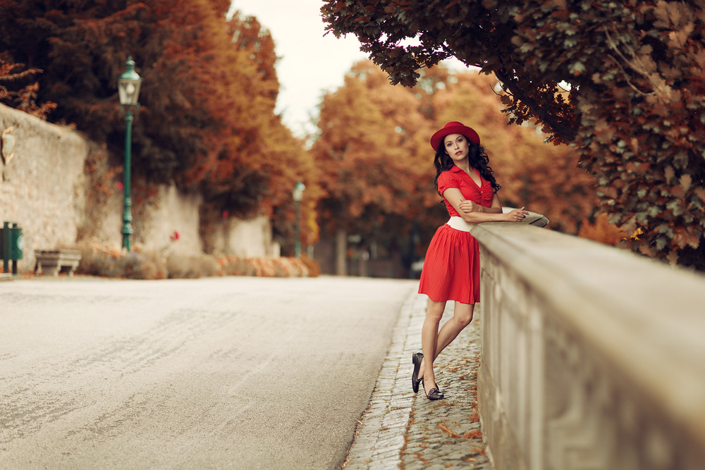 Portrait von Natalie in einem roten Kleid und Hut