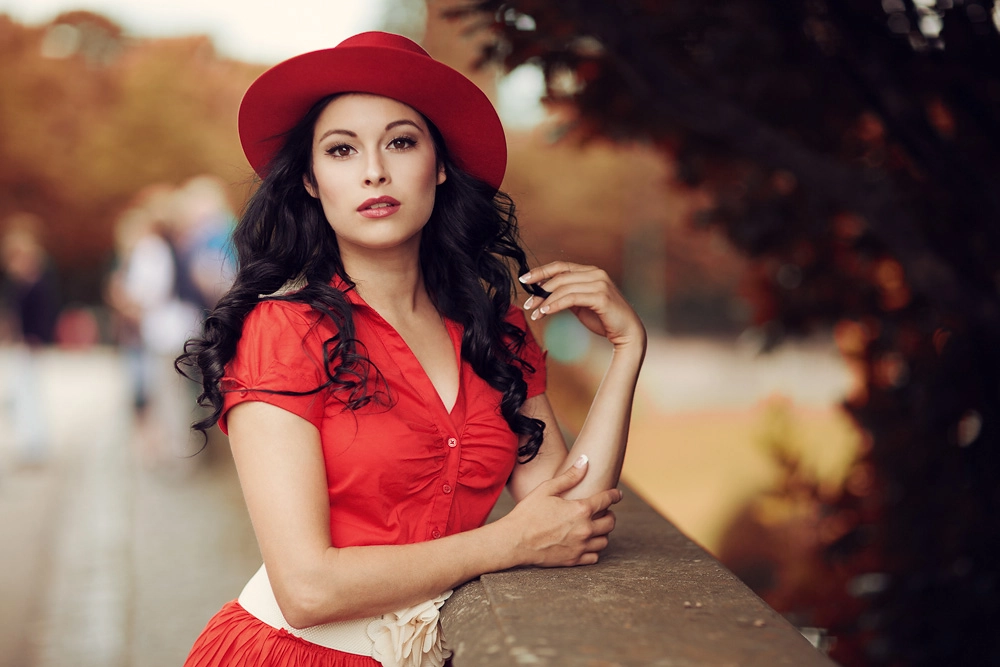 Portrait von Natalie in einem roten Kleid und Hut