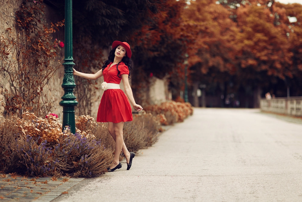 Portrait von Natalie in einem roten Kleid und Hut