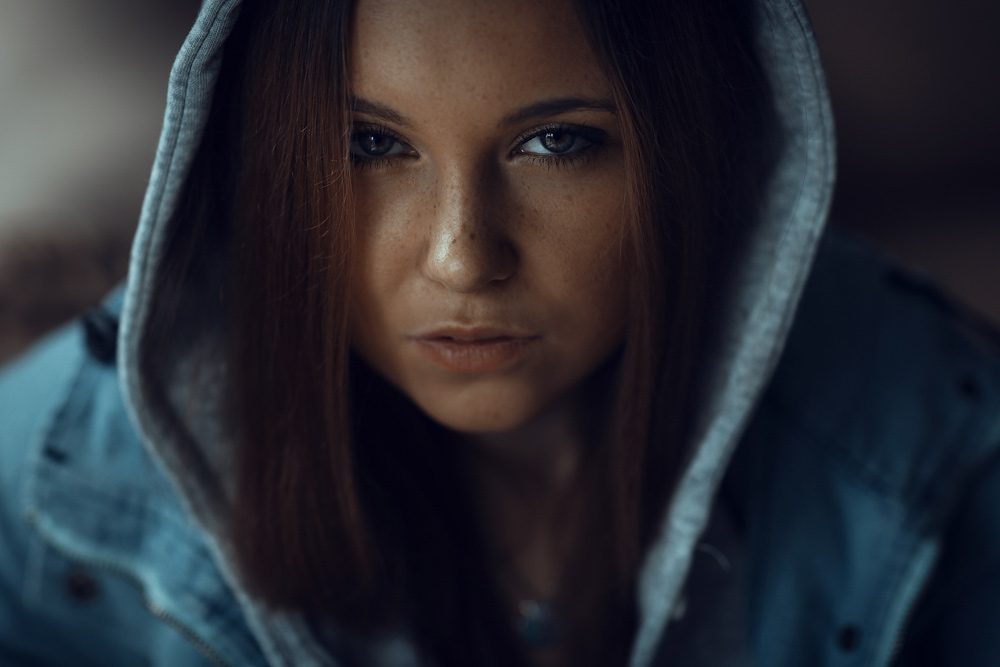 Portrait von Julia mit Available Light