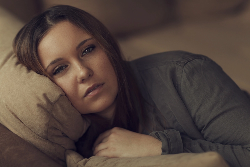 Portrait von Julia, daheim in meinem Wohnzimmer