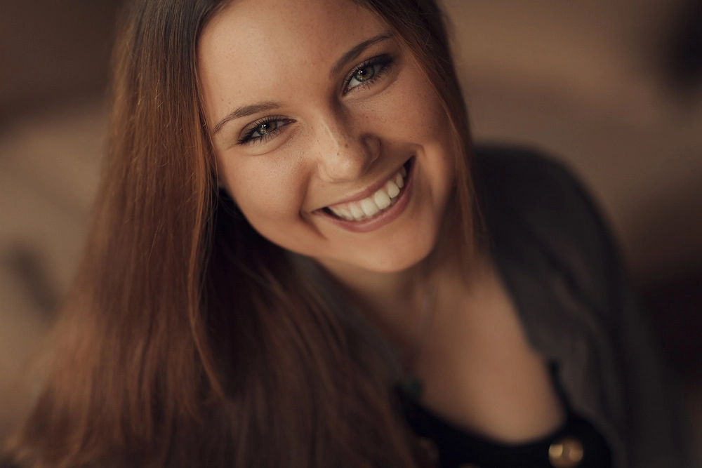 Eine Portraitaufnahme von Julia, sie hat so ein schönes Lächeln