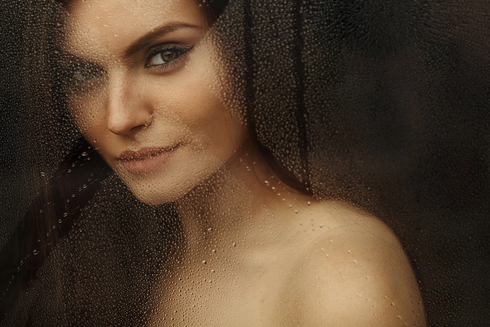 Portrait von Anna, durch eine Scheibe mit Regentropfen
