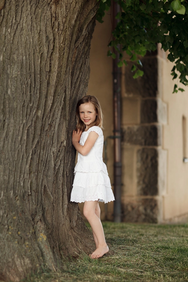 Fabienne an einem Baum stehend