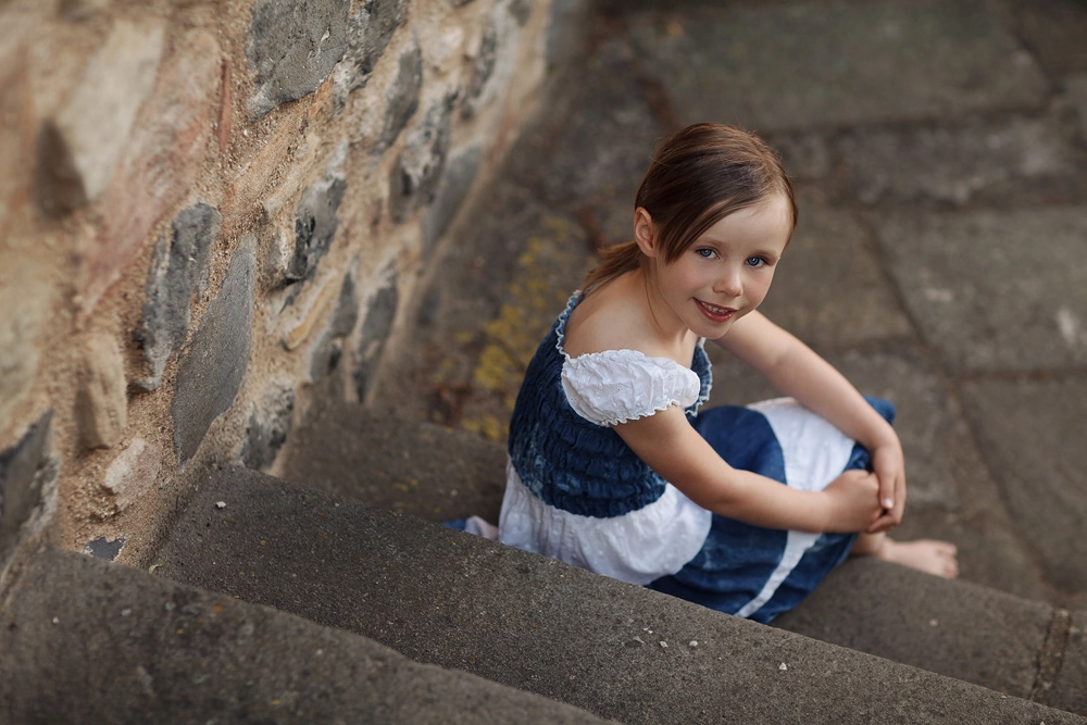 Kinderportrait auf einer Treppe