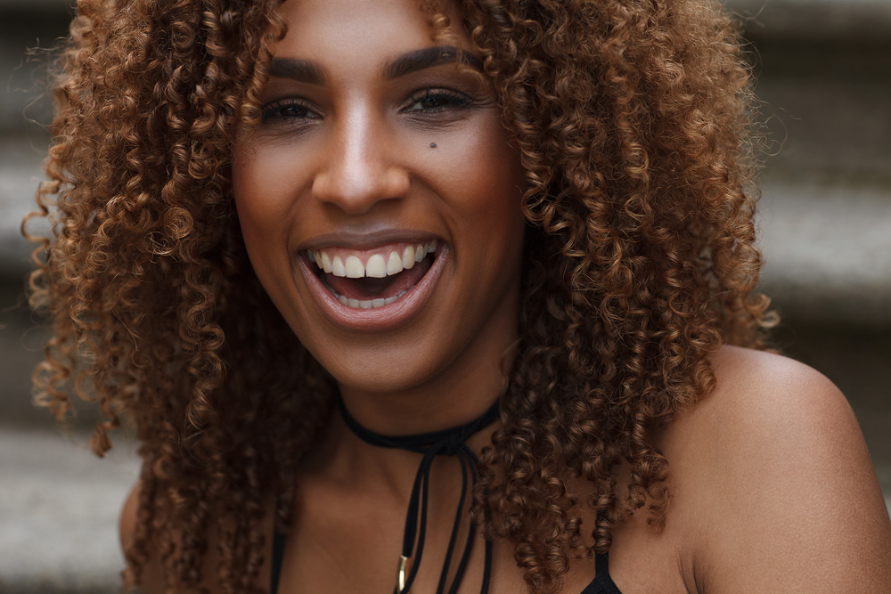 Ein lachendes Portrait von Jennifer
