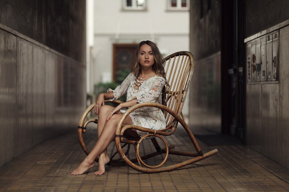 Kristina sitzend im Schauckelstuhl