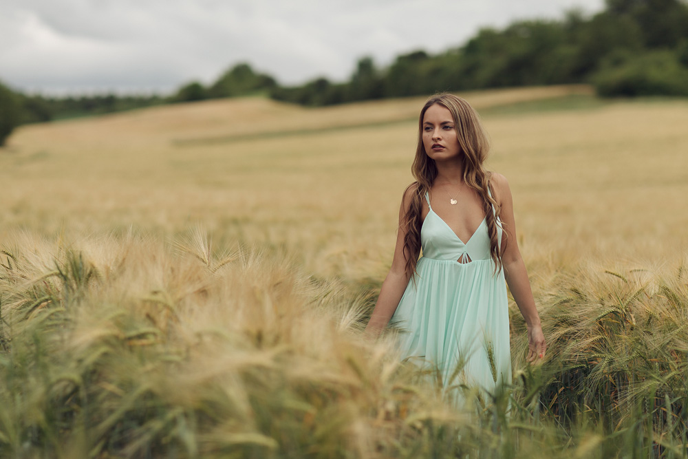 Portraitaufnahme von Kristina in einem Gerstefeld