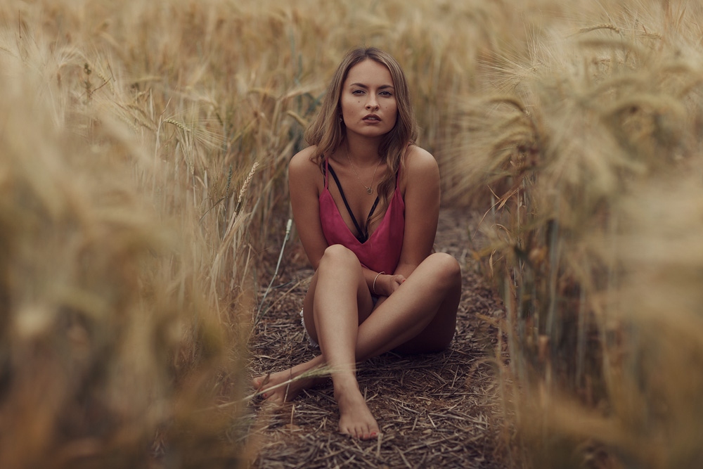 Ganzkörperportrait von Kristina in einem Gerstefeld