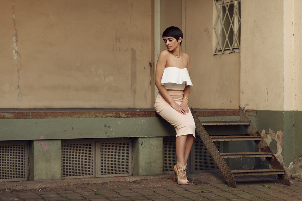 Ganzkörperaufnahme von Model Filiz in einem schönen Kleid