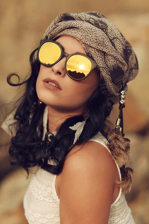 Portrait von Natalie mit einer Sonnenbrille