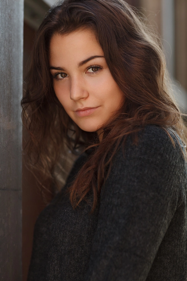 Portrait von Theresia mit natürlichem Licht fotografiert