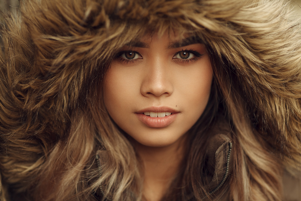 Portraitfoto von Anna mit einer Pelzmütze