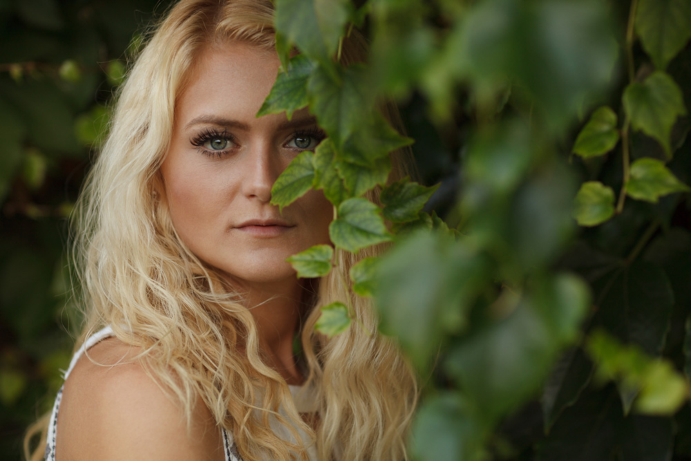 Portrait von Hannah und Efeu im Vordergrund