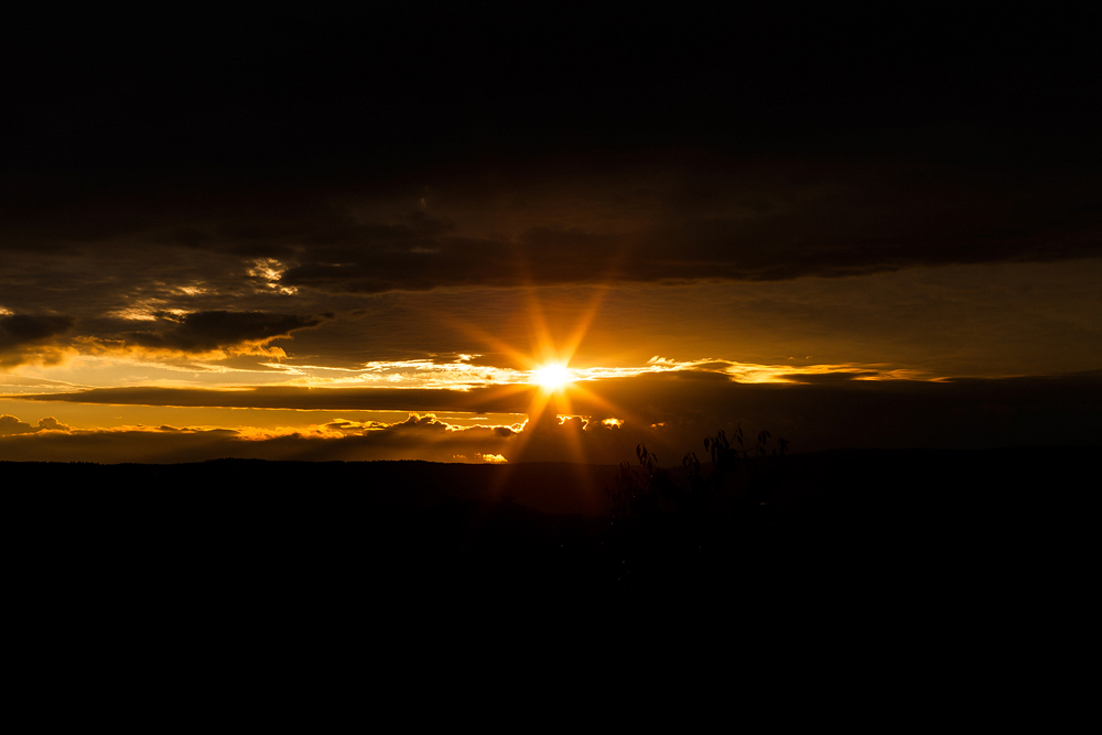 Blick nach oben – Lichtspiel am Himmel