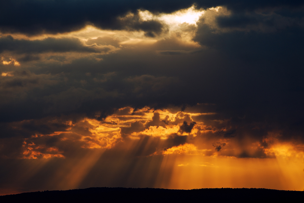 Blick nach oben – Lichtspiel am Himmel
