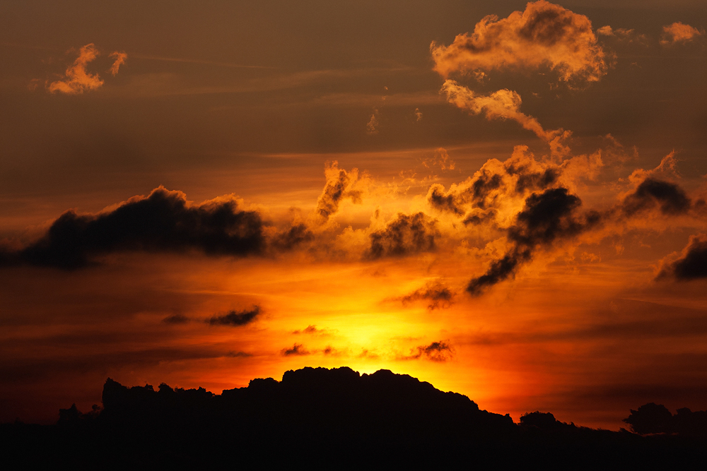 Blick nach oben – Lichtspiel am Himmel