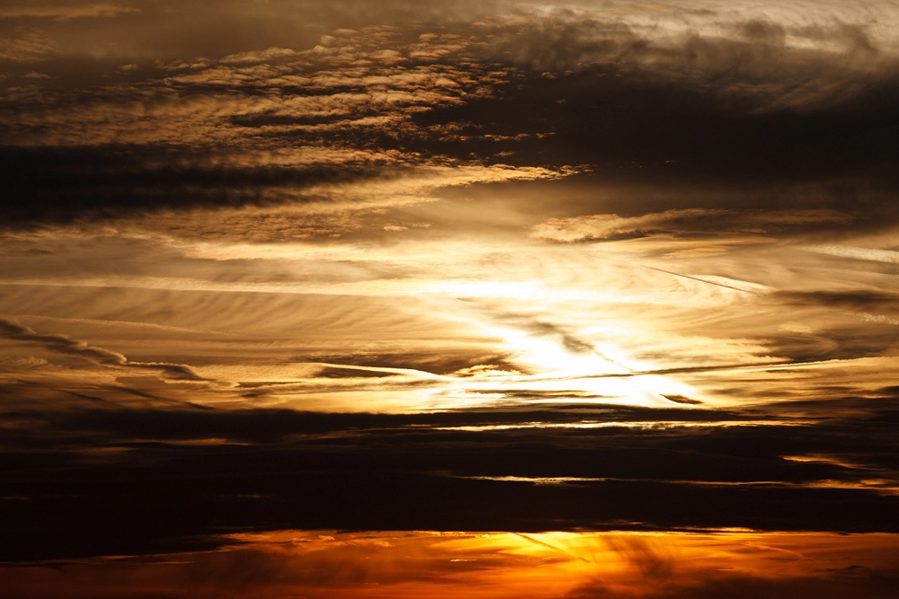 Blick nach oben – Lichtspiel am Himmel