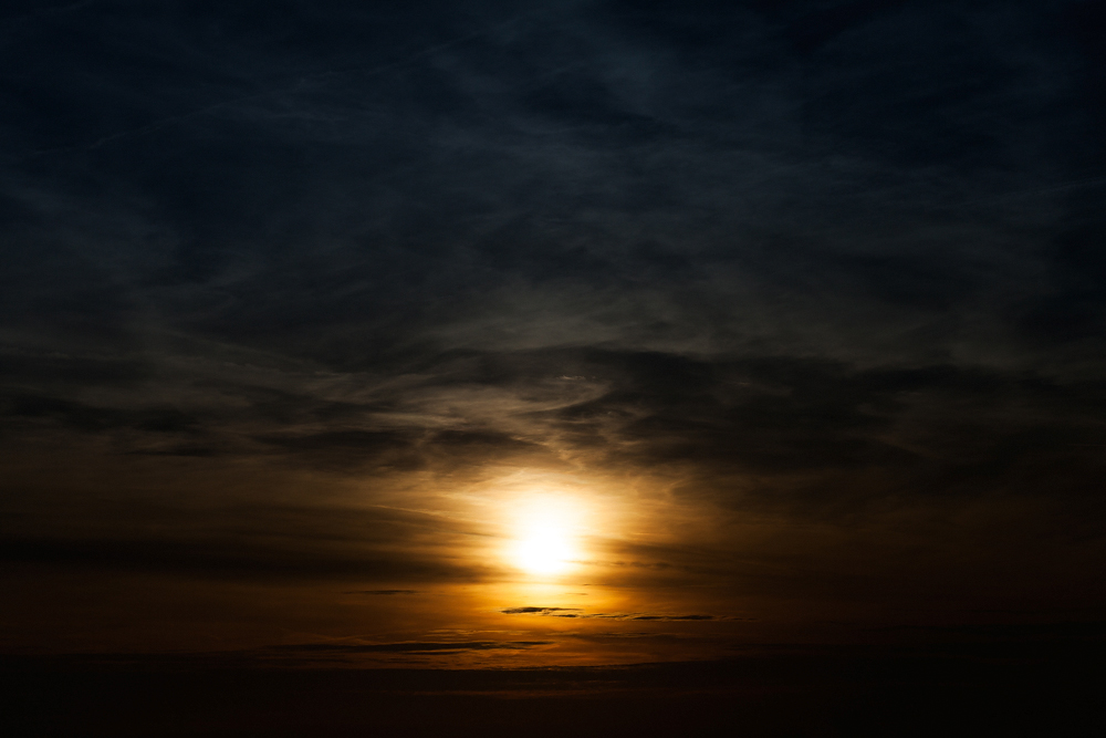 Blick nach oben – Lichtspiel am Himmel