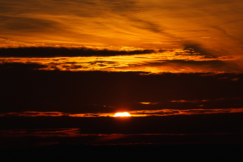 Blick nach oben – Lichtspiel am Himmel